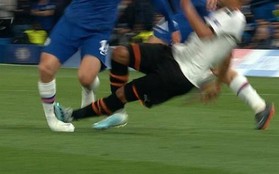 Bàng hoàng khi chứng kiến cổ chân của sao Chelsea bị bẻ cong rùng rợn sau cú đạp nguy hiểm của đối thủ