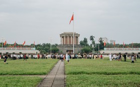 Hà Nội của sớm mai ngày Tết Độc lập: Buổi lễ chào cờ thiêng liêng trước Quảng trường Ba Đình, đường phố bình yên nhẹ nhàng