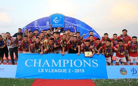 Cầu thủ Hà Tĩnh FC hân hoan nâng Cúp vô địch giải Hạng Nhất, chính thức lên hạng V.League 2020