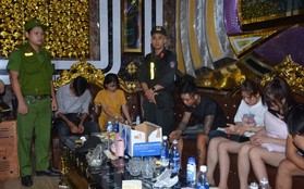 100 cảnh sát đột kích quán karaoke, bắt quả tang hàng chục nam nữ "phê" ma túy