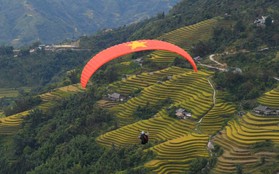 Hàng ngàn người dân tại Hoàng Su Phì thích thú ngắm dù lượn