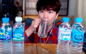 Không thể tin nổi: Youtube Hàn Quốc có trào lưu mukbang… nước lọc cực hot, bộ nước trắng có gì hấp dẫn vậy ta?
