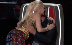 The Voice US tập 1: Cặp đôi Blake - Gwen hết ôm ấp tình tứ lại mắng nhau chỉ vì nút chặn!