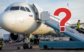 Đố bạn biết vì sao hành khách luôn phải lên hoặc xuống máy bay bằng cửa bên trái?