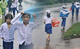 Không biết hoãn khai giảng, nhiều học sinh vùng lũ Quảng Trị đội mưa đi bộ đến trường
