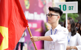 Khai giảng ngày nay bị chê hình thức, mệt mỏi, tốn kém nhưng hàng năm có nên bỏ sự kiện quan trọng này?