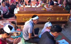 Đám tang đẫm nước mắt của 2 mẹ con sản phụ chết bất thường ở bệnh viện Sơn La: Bé trai 6 tuổi ngơ ngác ngồi bên linh cữu mẹ