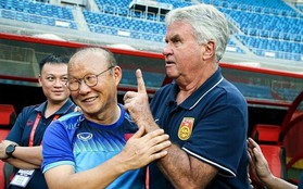 HLV Guus Hiddink vừa ôm chặt thầy Park, vừa tâm sự cùng các cầu thủ U22 Việt Nam: "Tôi rất tự hào về HLV của các bạn"