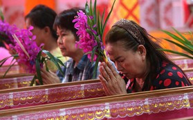 Cách đón năm mới của người Thái Lan: Nằm trong quan tài giả chết để gột bỏ xui xẻo và cầu nguyện sự tốt đẹp