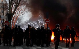 Ảnh: Biểu tình bạo lực Pháp tiếp diễn, người phát ngôn chính phủ trốn khỏi văn phòng