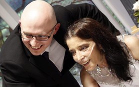 Cầu hôn bạn trai trẻ hơn 8 tuổi suốt 14 năm, người phụ nữ bị ung thư cuối cùng toại nguyện