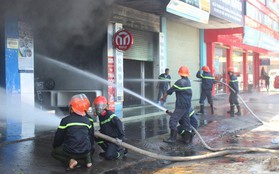 Cháy lớn tại cửa hàng trưng bày xe, PCT tỉnh Tiền Giang trực tiếp chỉ đạo chữa cháy