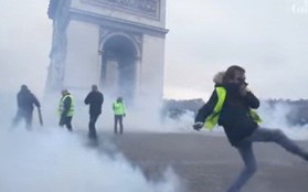 Cảnh sát Pháp dùng vòi rồng và hơi cay trấn áp người biểu tình Áo Vàng