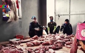 Cận cảnh công đoạn biến lợn chết thành... trâu gác bếp, thịt hun khói