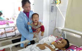 Nghệ An: Con trai 2 tuổi sợ hãi khóc thét sau 2 tháng gặp lại bố bị tai nạn giao thông