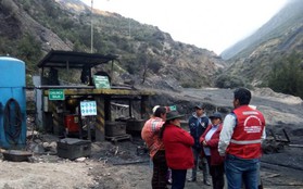Bốn thợ mỏ bị mắc kẹt trong vụ sập hầm do mưa lớn