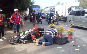Chồng gào khóc ôm thi thể vợ bị xe khách cán chết tại chỗ trên đường trở lại Sài Gòn