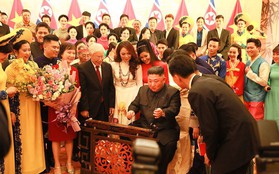 Chủ tịch Triều Tiên Kim Jong-un thích thú chơi thử đàn bầu