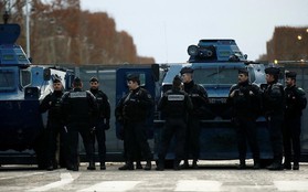 Pháp điều động cả xe bọc thép để ngăn người biểu tình "Áo vàng"