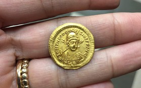 Tìm thấy đồng tiền vàng niên đại 1.600 năm tuổi giữa cánh đồng