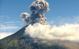 Núi lửa Agung trên đảo Bali lại 'thức giấc', phun cột tro cao 2.000m