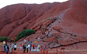 Australia: Du khách đổ xô lên núi thiêng Uluru trước khi bị đóng cửa vĩnh viễn