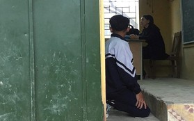 Đình chỉ cô giáo phạt học sinh quỳ trong lớp ở Hà Nội