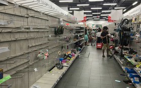 Nhân viên Auchan "muốn khóc" nhìn khách vừa mua, vừa ăn, vừa phá hàng hóa trong siêu thị