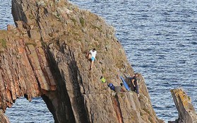 "Nín thở" với cảnh tượng giải cứu hai cậu bé 12 tuổi đứng cheo leo trên vách đá sát biển sâu