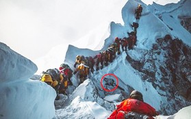 Bức ảnh mới về đỉnh núi Everest khiến nhiều người chết lặng: Trên đường theo đuổi giấc mơ, dưới đôi chân của ta lại là thi thể vô hồn của người khác