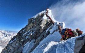 Tại sao lại có quá nhiều người bỏ mạng trên đỉnh Everest năm nay?