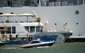 Tàu du lịch khổng lồ mất lái đâm vào bến tàu, ít nhất 4 người bị thương