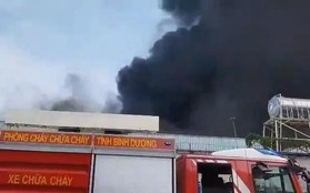 Công nhân chạy thoát thân trong đám cháy lớn tại Bình Dương
