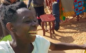 Niềm vui vô giá của người phụ nữ châu Phi lần đầu đi giày
