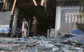 Nổ bom rung chuyển thủ đô Afghanistan, hơn 120 người thương vong