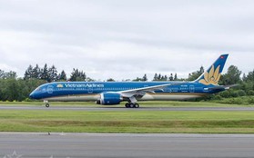 Siêu tàu bay Boeing 787 của Vietnam Airlines bị xe thang đâm thủng