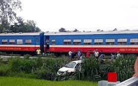 Tàu hỏa húc ô tô bay cắm đầu xuống ruộng lúa, tài xế nguy kịch