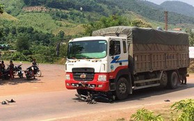 Tông vào xe tải biển số Lào, cô gái 19 tuổi đi xe máy tử vong