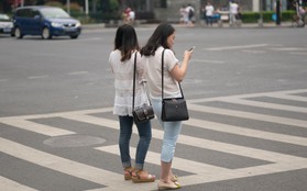Trung Quốc phạt tiền người đi bộ xem điện thoại khi sang đường
