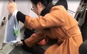 Con ăn bánh mì bị rơi vụn ra sàn tàu điện ngầm, cách bà mẹ xử lý khiến nhiều người phải trầm trồ khen ngợi