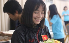 Sau scandal bị bỏ đói, tuyển nữ Việt Nam hạnh phúc với bữa buffet hoành tráng của khách sạn nhưng vẫn xác nhận: Món ngon nhất vẫn là đồ ăn mang từ nhà đi