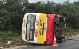 Xe buýt lật nhào khi vào cua, hành khách hốt hoảng cạy cửa thoát thân