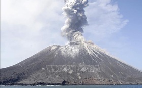 Núi lửa Anak Krakatau 'thức giấc' đe dọa hàng nghìn người dân Indonesia
