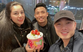 Vợ chồng Tiến Dũng – Khánh Linh thăm Xuân Trường ở Hàn Quốc, được tặng cốc kem siêu to khổng lồ