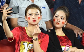 Info cô nàng ngồi cạnh, nhan sắc vượt trội hơn cả bạn gái tin đồn của Quang Hải có mặt trên sân cổ vũ U23 Việt Nam