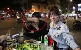 "Trốn" Trấn Thành, Hari Won dắt trai đẹp Hàn Quốc đi ăn bánh xèo và bánh cống ở quán ăn vỉa hè