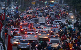 Đường phố Hà Nội tắc cứng và hỗn loạn trong chiều tối 23 Tết, người dân kiên nhẫn nhích từng chút một tranh thủ đi mua sắm