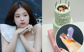 Lác mắt với độ “fancy” của chiếc bánh kem Jennie (BLACKPINK) được tặng dịp sinh nhật, kèm thêm bộ trang sức bằng kẹo siêu tinh xảo!
