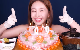 Youtuber Ssoyoung "mở bát" năm mới bằng chiếc bánh sashimi và nguyên một tấm rong biển khô "siêu to khổng lồ"