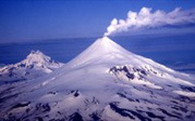 Núi lửa ở Alaska phun tro bụi cao 8m, nhiều hãng hàng không phải cảnh báo bay
